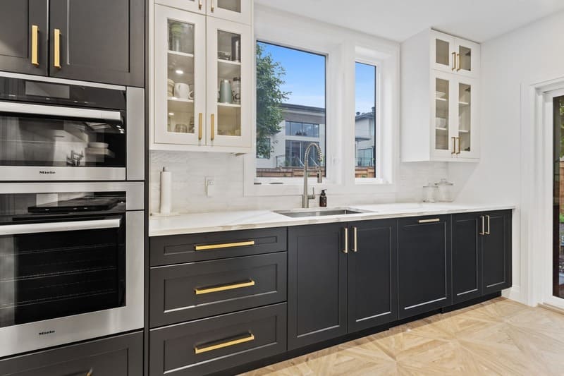 Two-tone cabinets: A lasting kitchen cabinet trends 2025